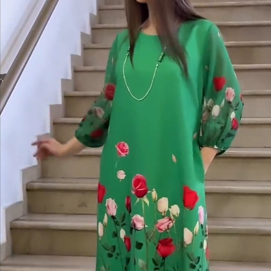 Elegante damesjurk met bloemen en ronde halslijn